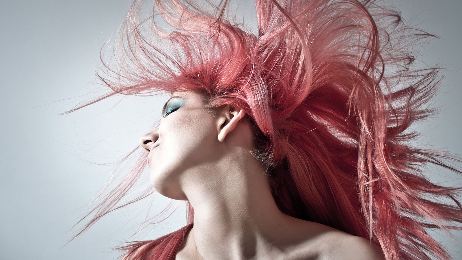 weibliches Model mit rot gefärbten Haaren