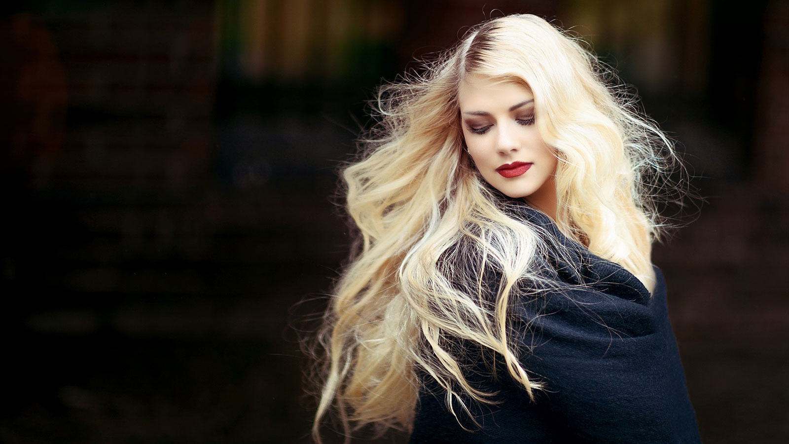 weibliches Model mit langen blonden Haaren